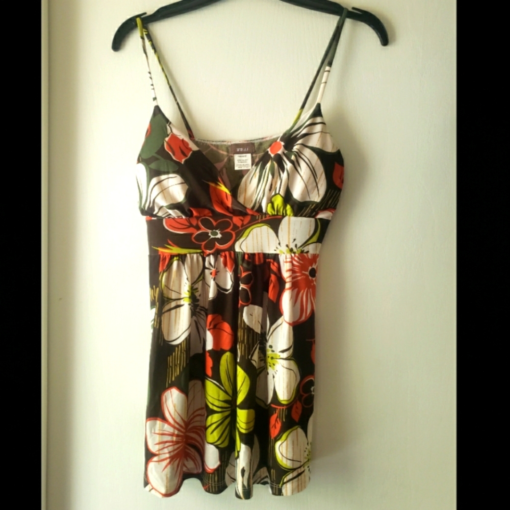 NWOT Floral Print Summer Tank Top Medium - V-neck Babydoll Spaghetti Strap